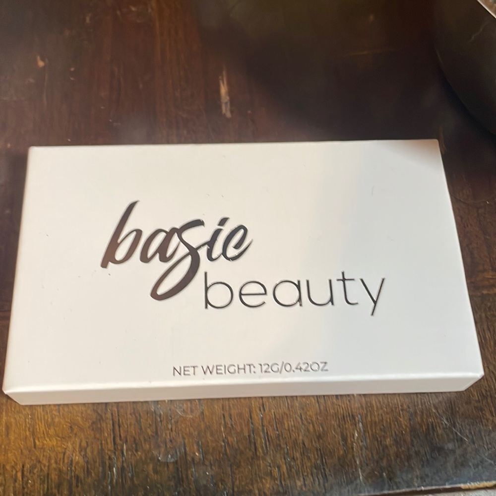 Basic beauty. Bronzy AF bronzer palette